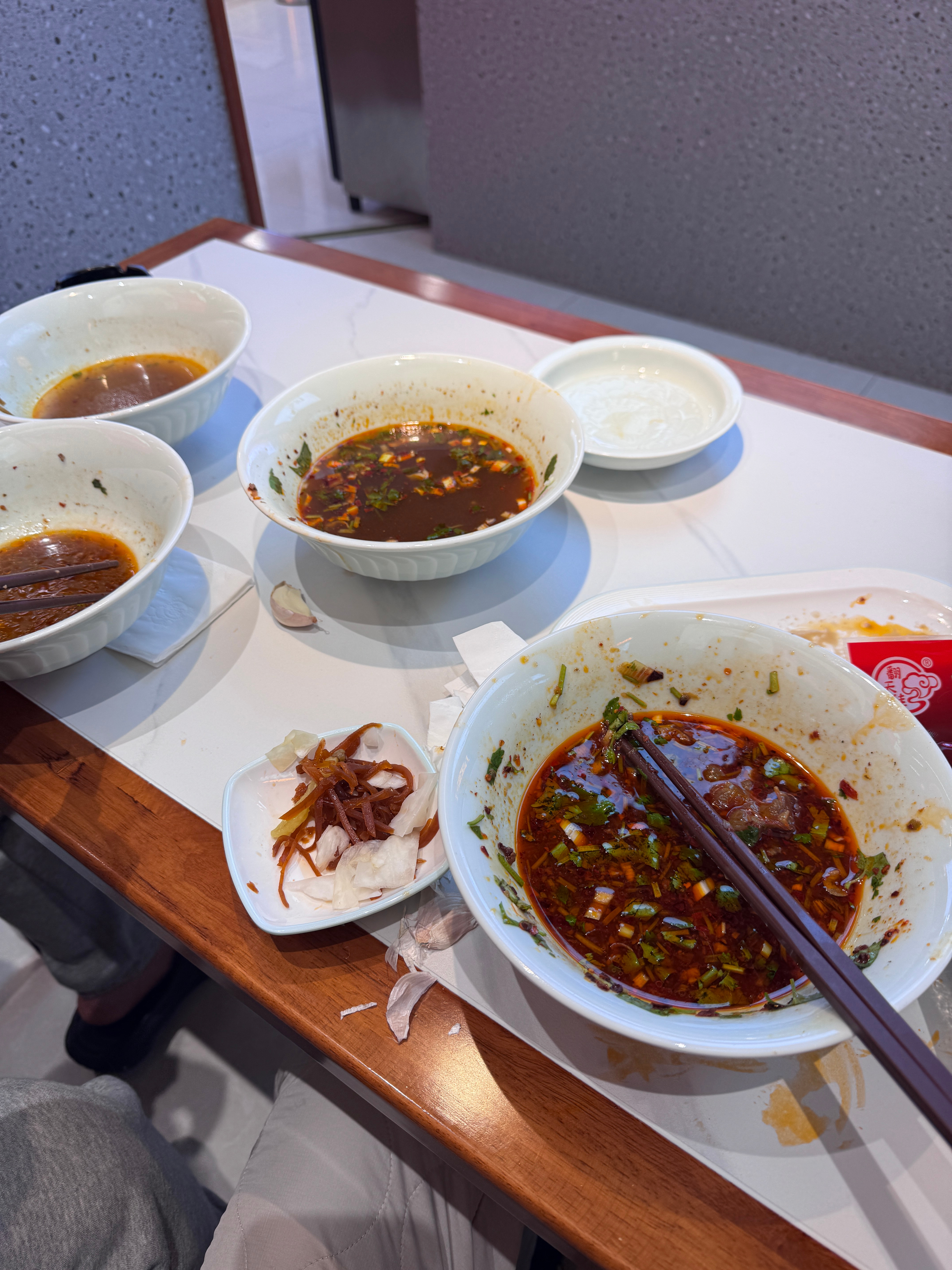 本来说好两人吃一碗面结果两人吃了四碗[黑线] ​​​