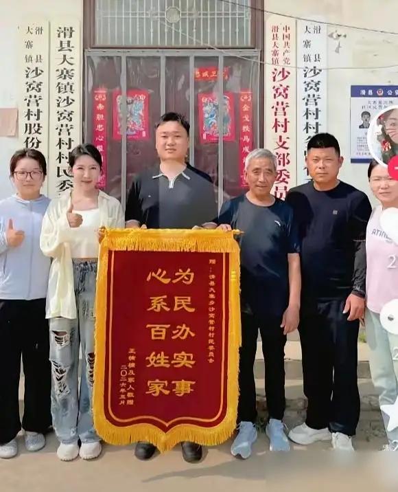 通过麦小登盖房遭阻拦经过村委调解一事，证明了在村庄里生活无论干什么都要和经过村民