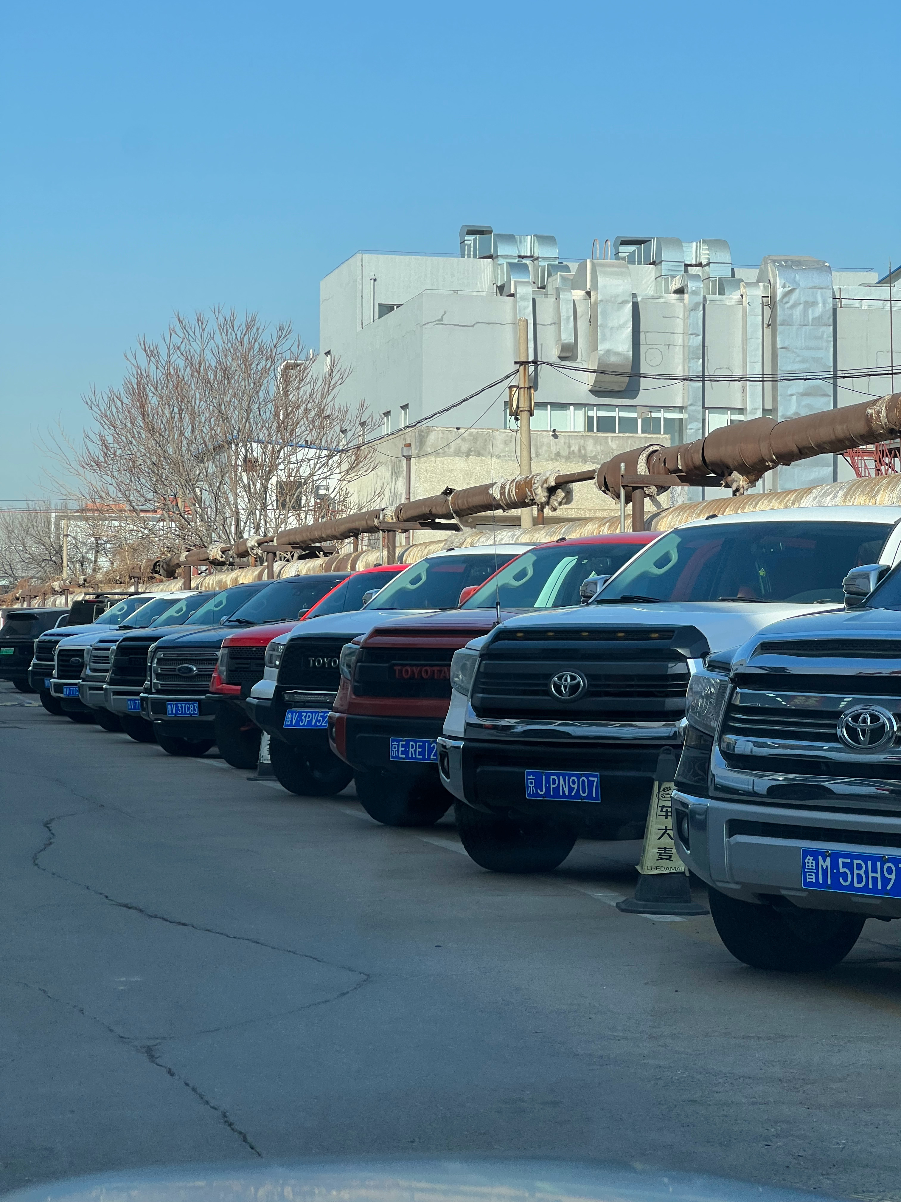 路过一个做二手车的他们专门卖皮卡，全都是皮卡，现在做二手车就是做专做精做性能车的