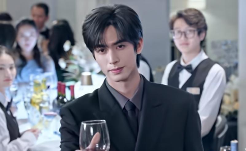 他酒杯悬空，对方转身就走——她却一把拉住他手，当众站定。
盛家宴会上，盛行杰故意