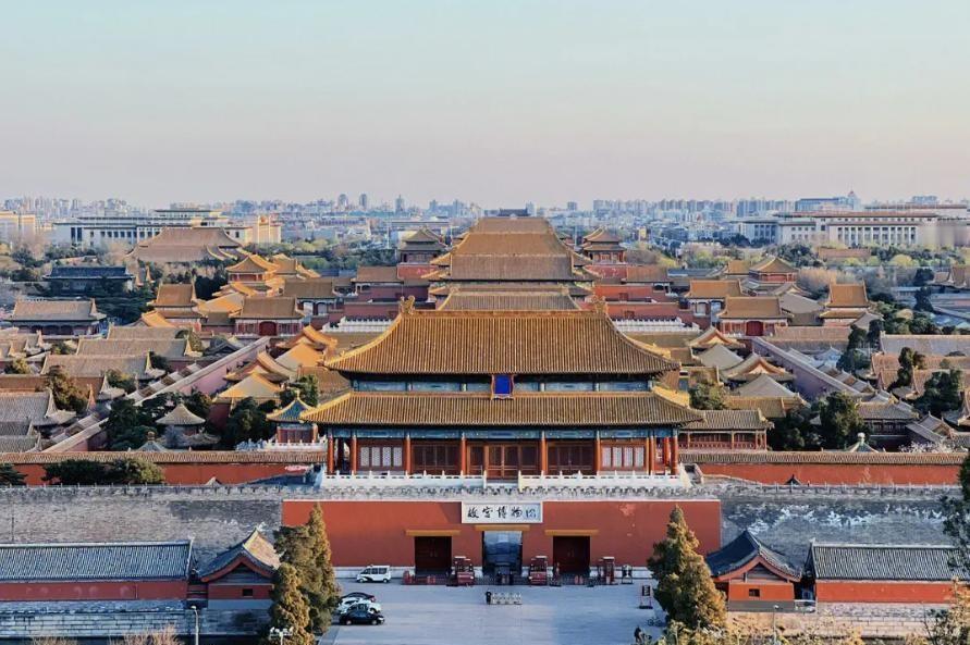 北京城中轴线上，那座红墙黄瓦的紫禁城，从永乐年间动工到现在，已经扛过了24位皇帝