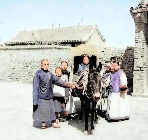 1912年大清亡了，几十万靠皇粮过活的旗人爷们傻了眼