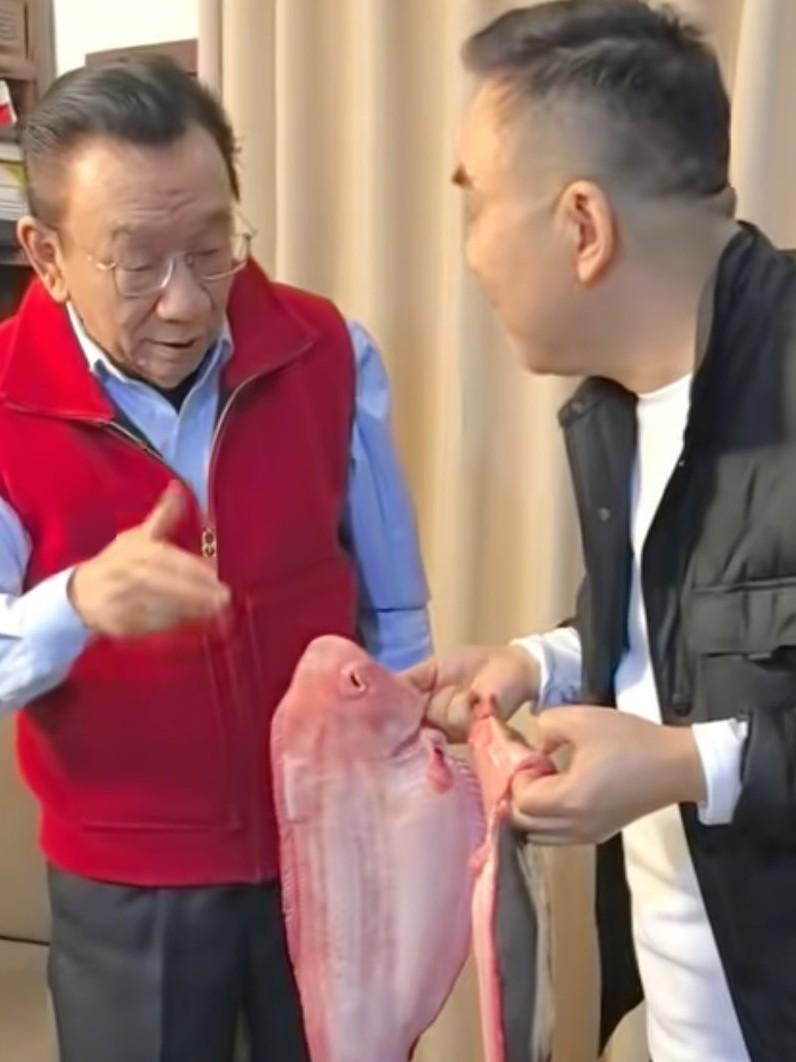 相声世家侯耀华剑指杨议！昨天侯耀华直播时喊话杨议:我永远不会原谅你的，你太对不起