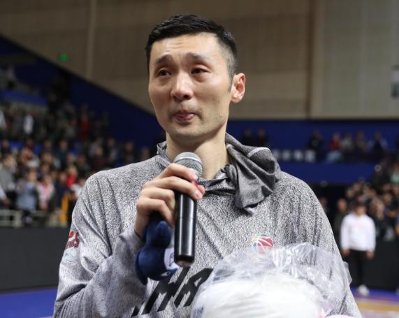 前国手刘伟认为，北京失利是因为上海队的内线优势太明显。王泽林、洛夫顿和大白边让北