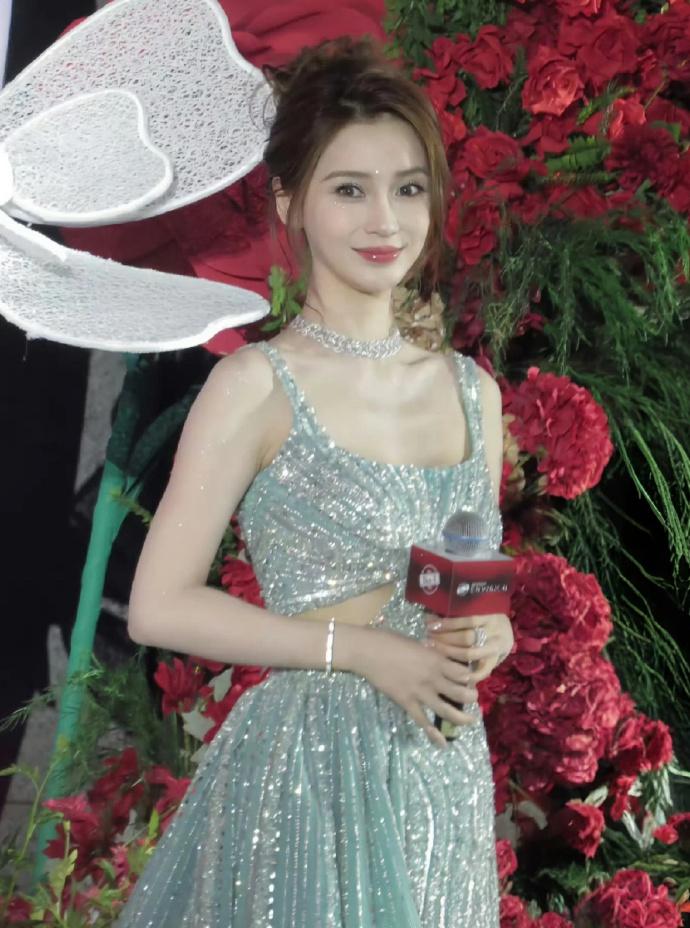 杨颖好有氛围感的一张脸，她身上始终透着一种轻盈感，既没有所谓的“妈感”，也难寻一
