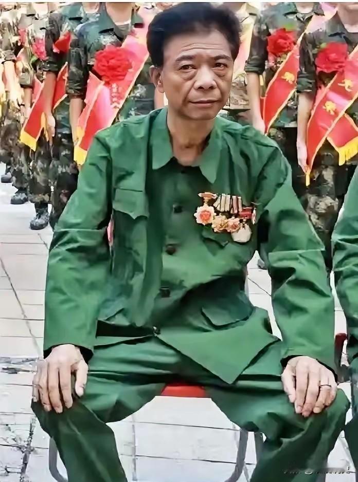 坦克烈焰中的钢铁战士：一级战斗英雄何相孟，用满身弹片守住军人使命
 
中央军委授