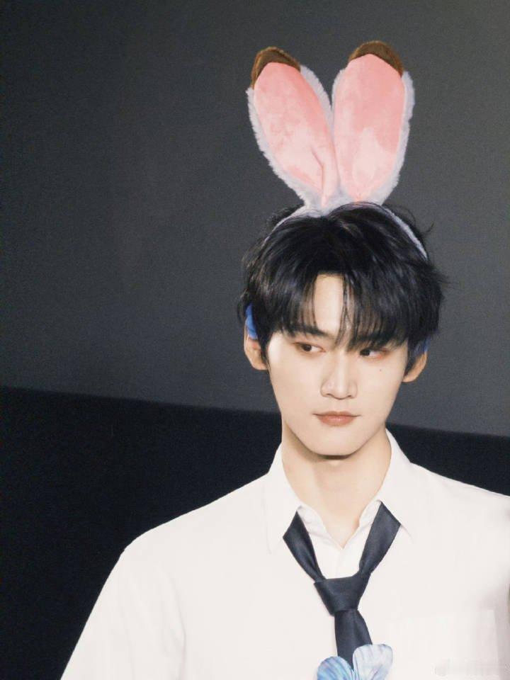 陈妍希周柯宇将出席微博之夜陈妍希周柯宇将出席微博之夜，锦鲤cp又要上大分了在微博