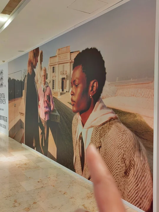 📢报！！张凌赫同款空降南京德基！！