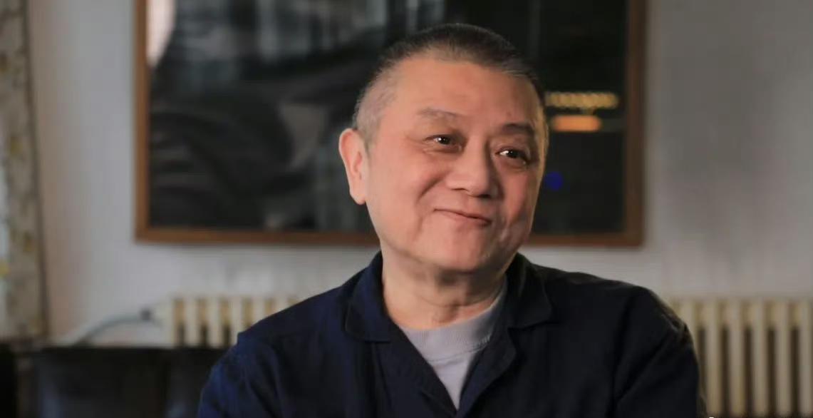 王朔老了，变得慈眉善目了。以前那股子“愤青”的犀利劲儿，如今也化作了对生活的温和