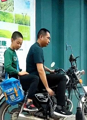 清晨冷风打脸时，小区门口那个扎着鞋带的小男孩，护栏倒了会扶好，垃圾桶满了会把掉出