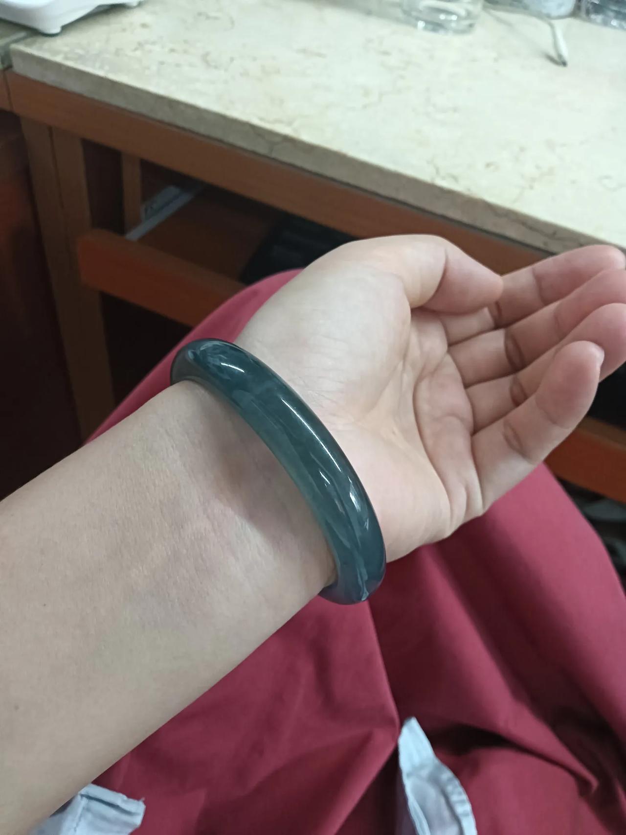 一个同事产假还没休完，另外一个同事又怀孕了，她们的工作呢，又没有多一个人来分担。