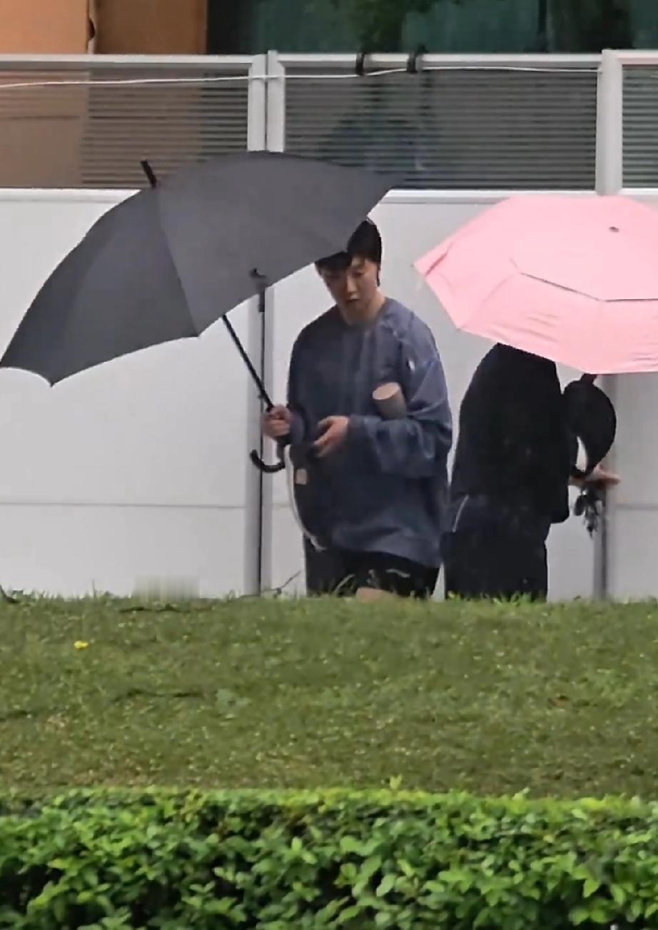 今日中午成都下雨，王曼昱与徐奕在室外也打上了伞。
一开始是曼昱举着伞，等徐奕钻进
