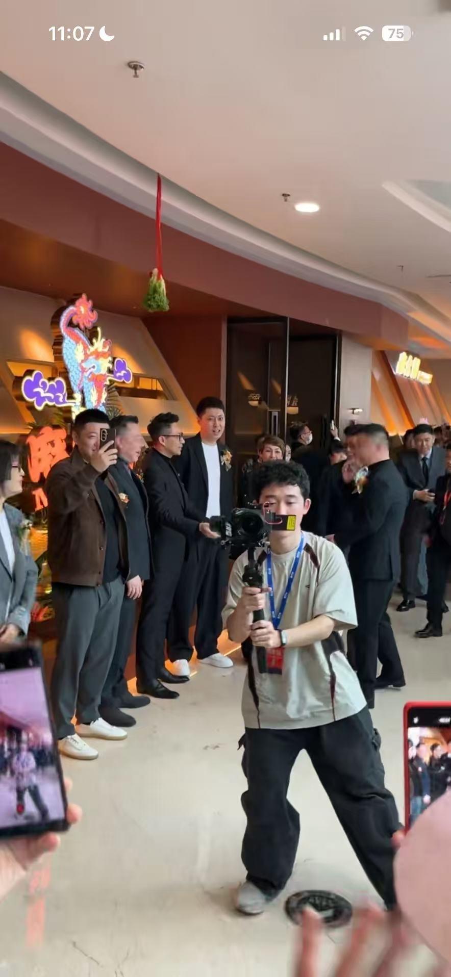 哈尔滨哈西万达内的麻六记今天正式开业，张兰、汪小菲、马晓梅都到了现场。但在直播过