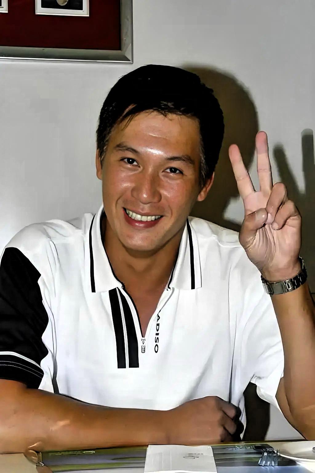 59岁的甄志强走了，
家属未公布死因，
不是网传的“踢球发生意外”，也不是“跑