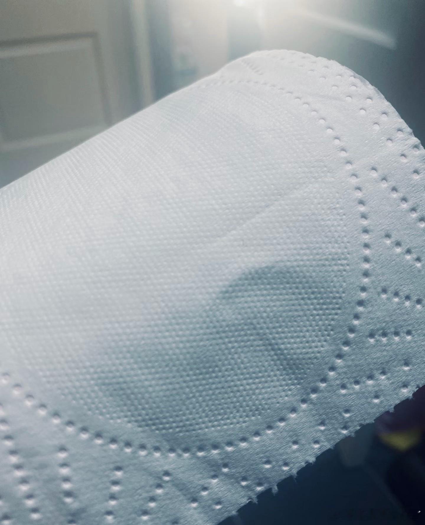 被纸巾背刺了谁懂这种无语！新买的纸巾质量堪忧，薄得透光，一抽就断，用完全是纸屑，