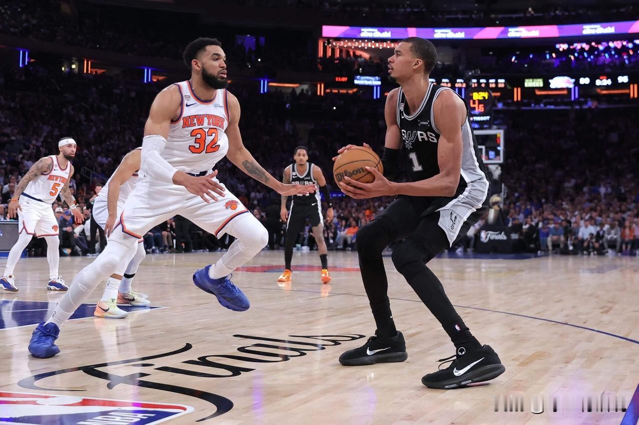 前NBA球星安东尼在节目中谈到了总决赛期间文班的表现，并认为后者在进攻端没有充分