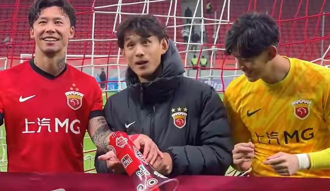 上海海港1-3首尔FC，大家看看海港队长王燊超是怎么说的，怎么做的……？

王燊