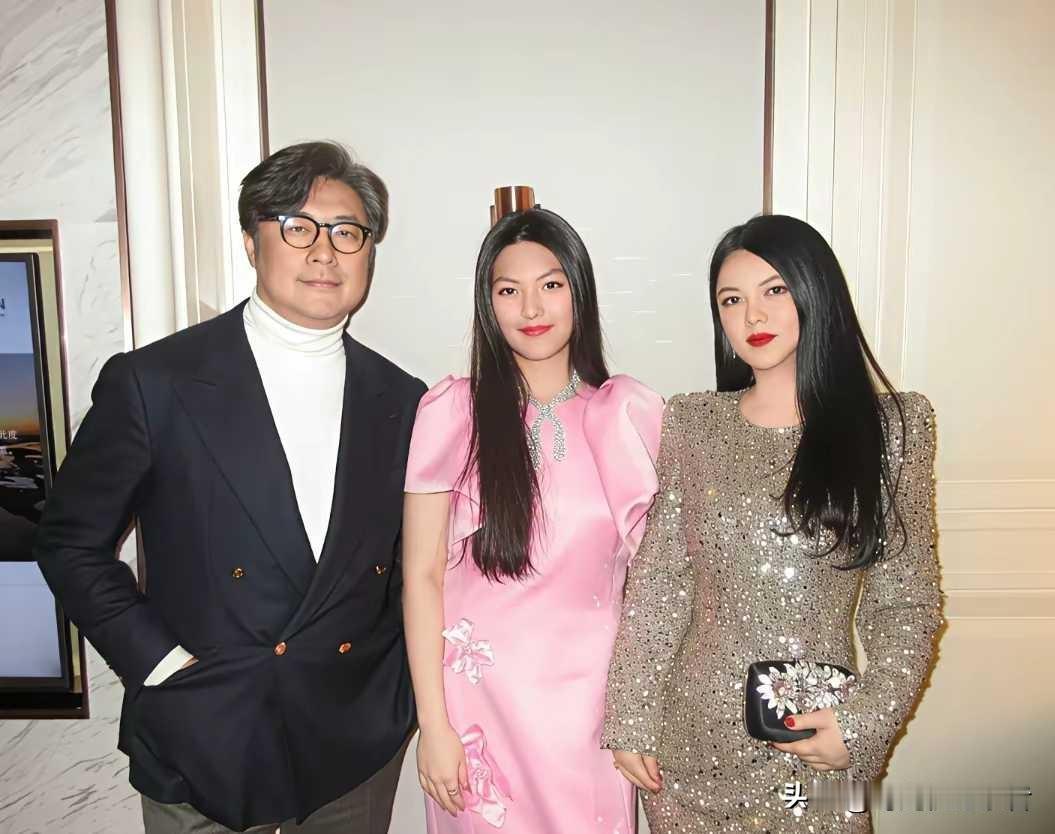 李湘真的不胖，瘦了好多，王诗龄也是标准的小女孩身材。
李湘和王岳伦真的比结婚时候