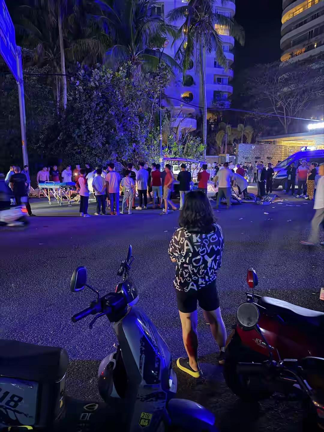 海南陵水观光车遭遇撞击酿成惨剧，两条生命离世五人受伤，出游之路竟成生死考验。
 