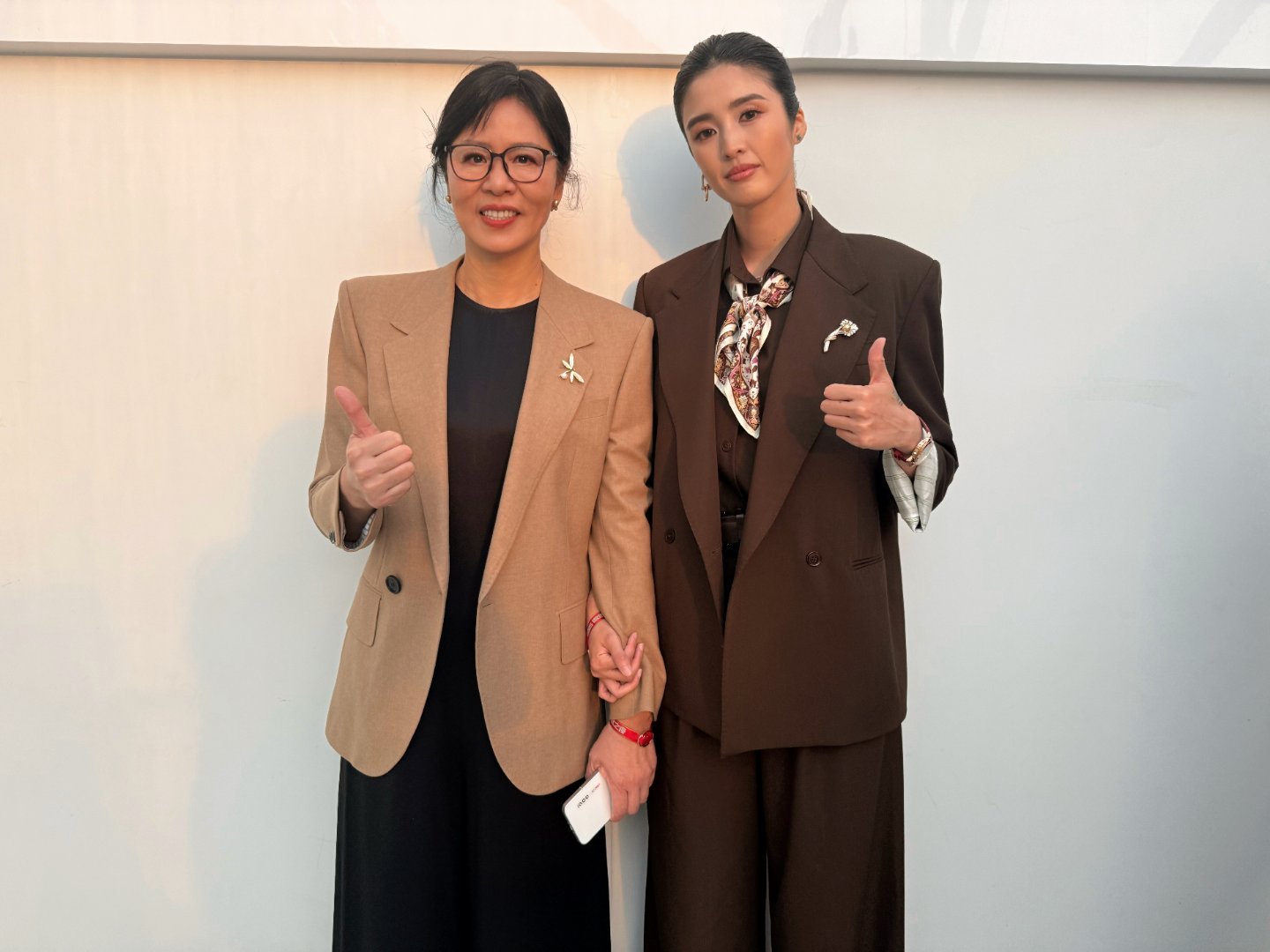 在竞燃之夜遇到了很多好朋友！咔咔拍照！嘎嘎开心的一晚！顺便解锁一下“年度跨界影响