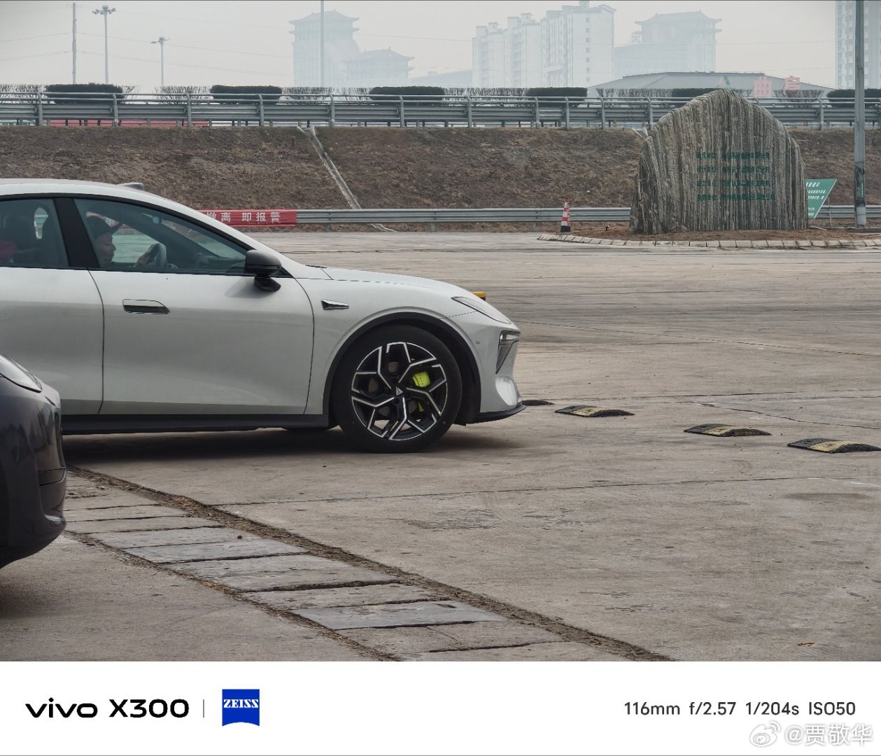 高速服务区遇到了一辆来充电的车，看着像小米SU7。 