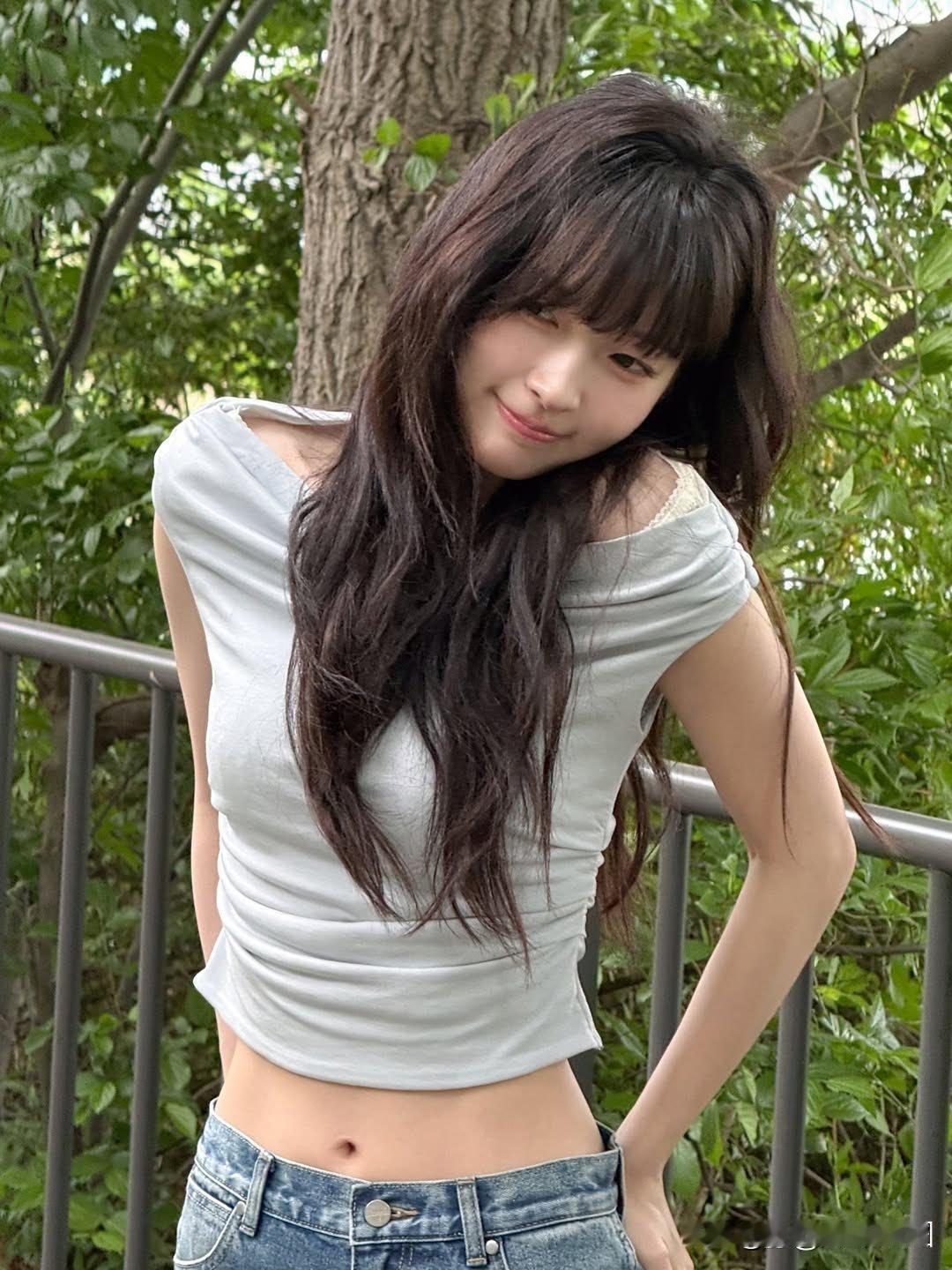 见过哪些令人心动的街拍照片? 元气少女在绿意盎然中，微笑如阳光般灿烂！🌞💚