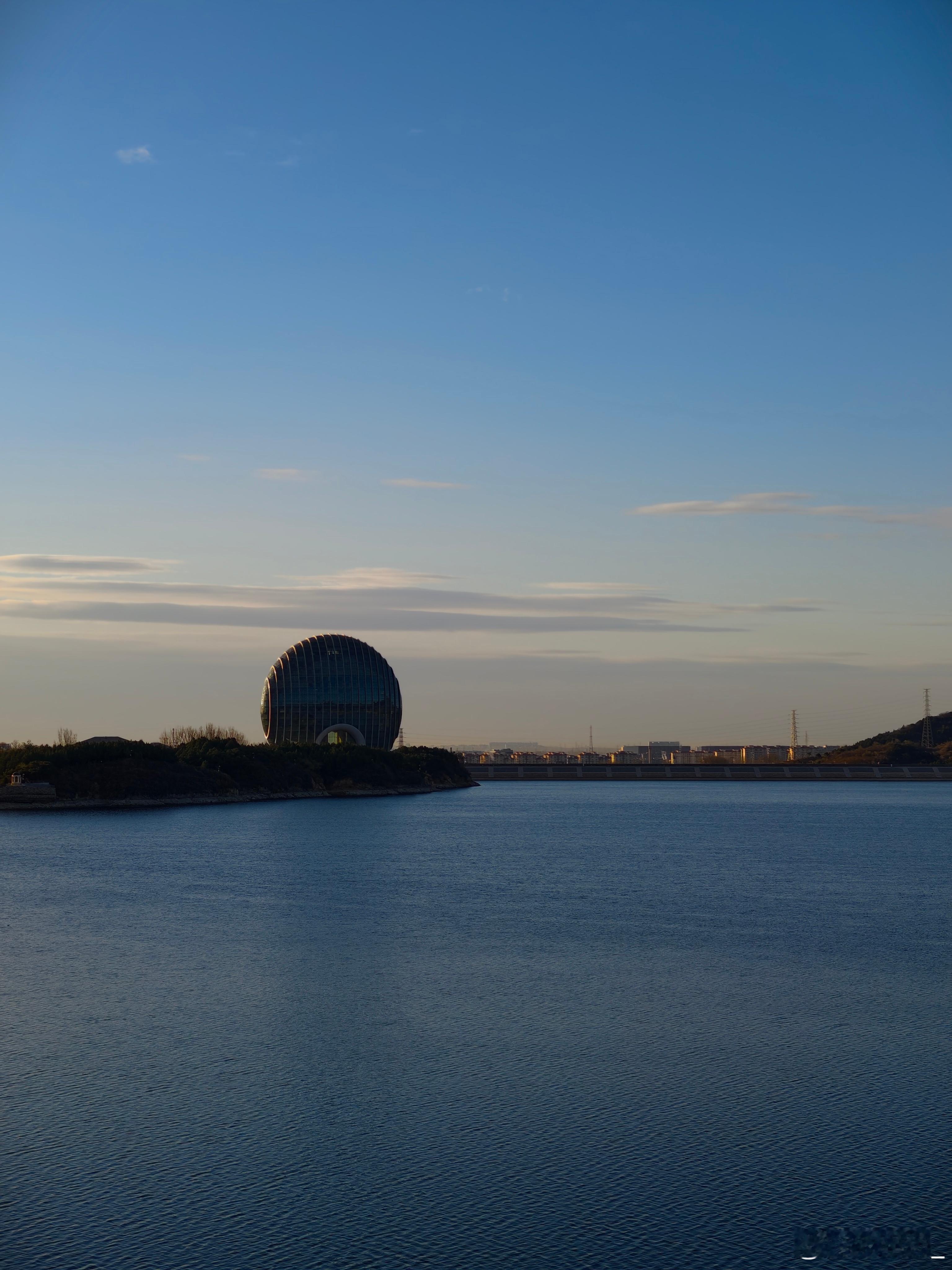 早雁栖湖这边还挺漂亮阳光撒上去波光粼粼的北京的初冬真挺冷的昨儿户外走一会，手给我