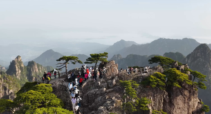 【#黄山天都峰今起恢复对外开放#】#黄山景区清明假期接待游客超9.6万# 4月5