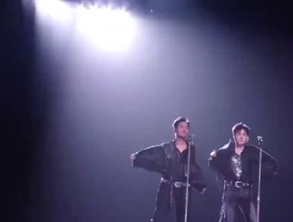 @张睿Ray 的舞台失误真的造就了披哥一个名场面！睿哥不小心把麦架弄倒后临场反应