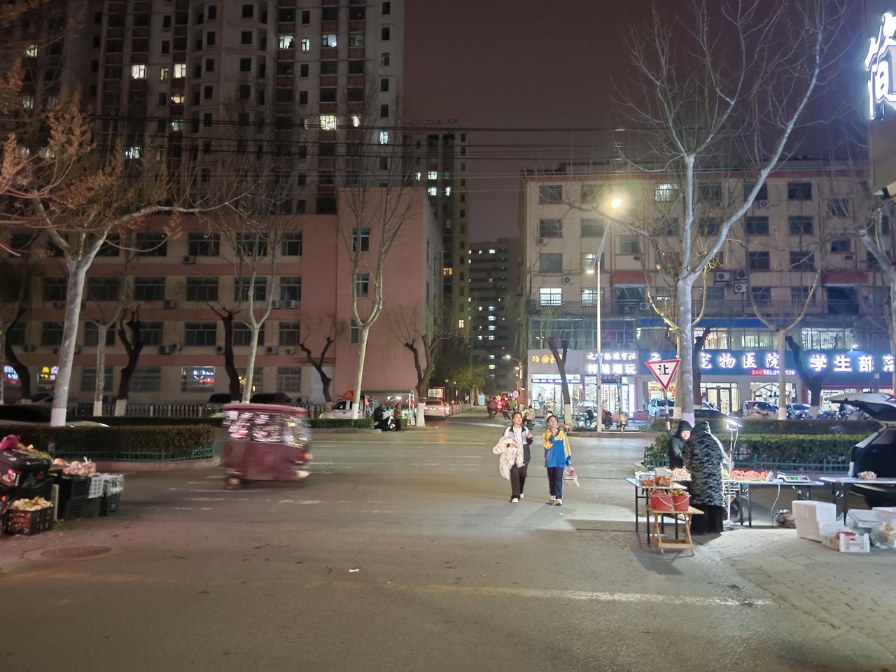 今日城东雨后晴，春分半月即清明。
涑堤​柳芽微风里，野桃几株南坡红。
     