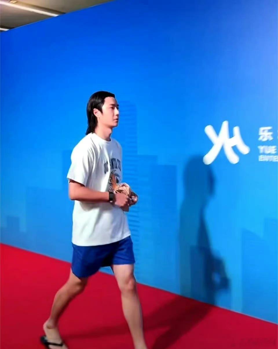 王一博这是被人说丑直接摆烂了吗？ ​​​