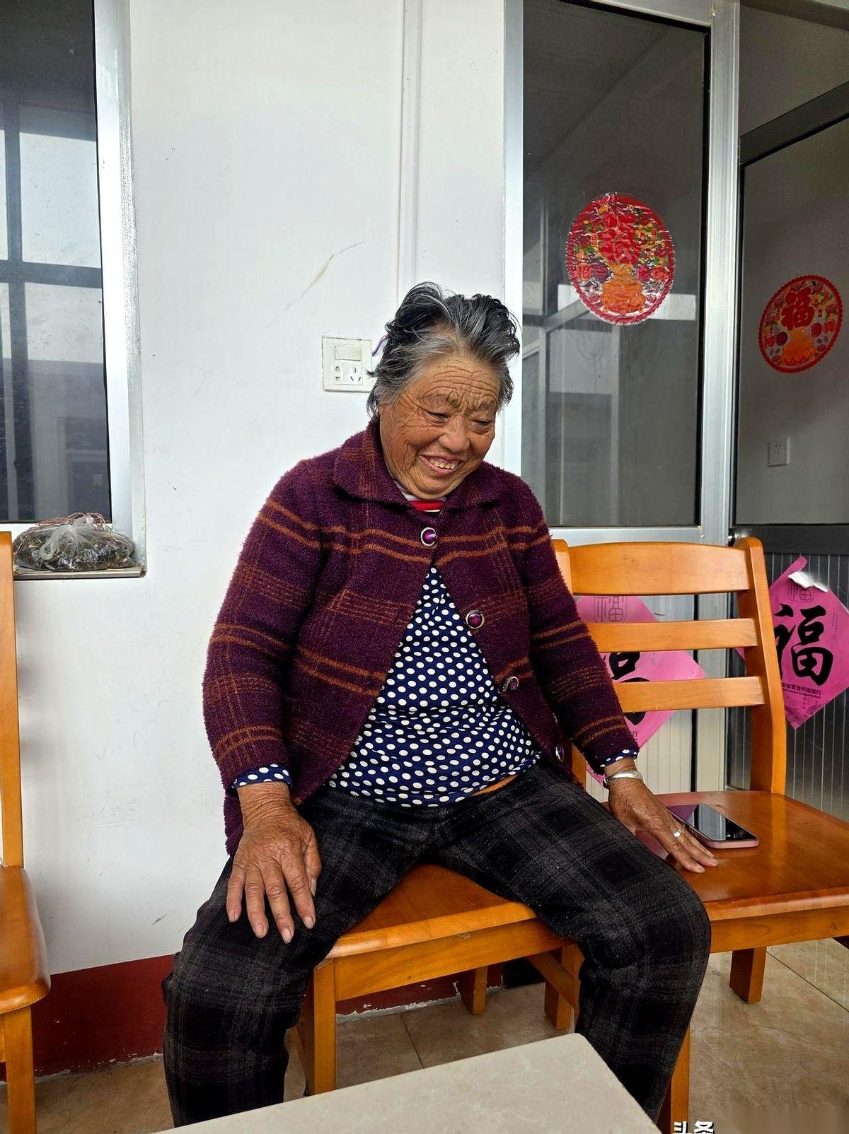 “逛也是死，不逛也是死。”
傍晚，俩婶子吃完饭，手挽着手溜达，脸上还挂着刚唠完嗑