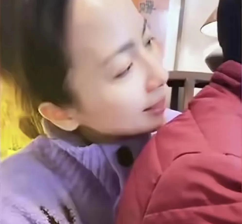 妈妈紧抱着初二的儿子大讲性教育！这样合适吗？妈妈担心儿子看到美女有生理反应，提前