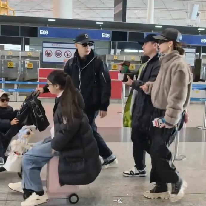 戚薇女儿Lucky转眼长成大姑娘啦戚薇李承铉一家四口出游 戚薇李承铉一家四口出游