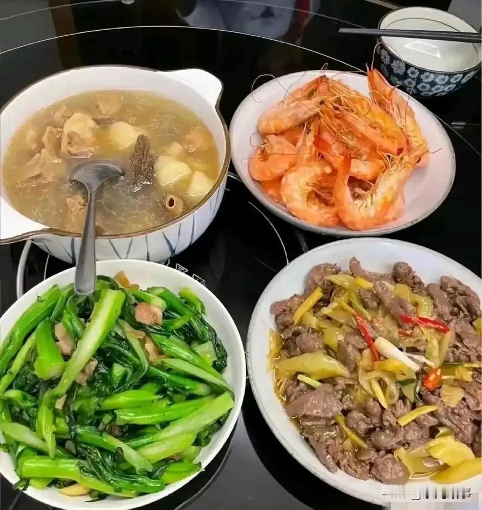 前边是前妻做的，后边是现任老婆做的。前边是生活，后边是悸动…

婚姻里，吃饭是大