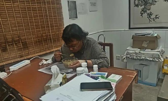 张桂梅当年豁出命把大山里的女孩往外推，走的时候撂下狠话："出去了就别回来。"结果