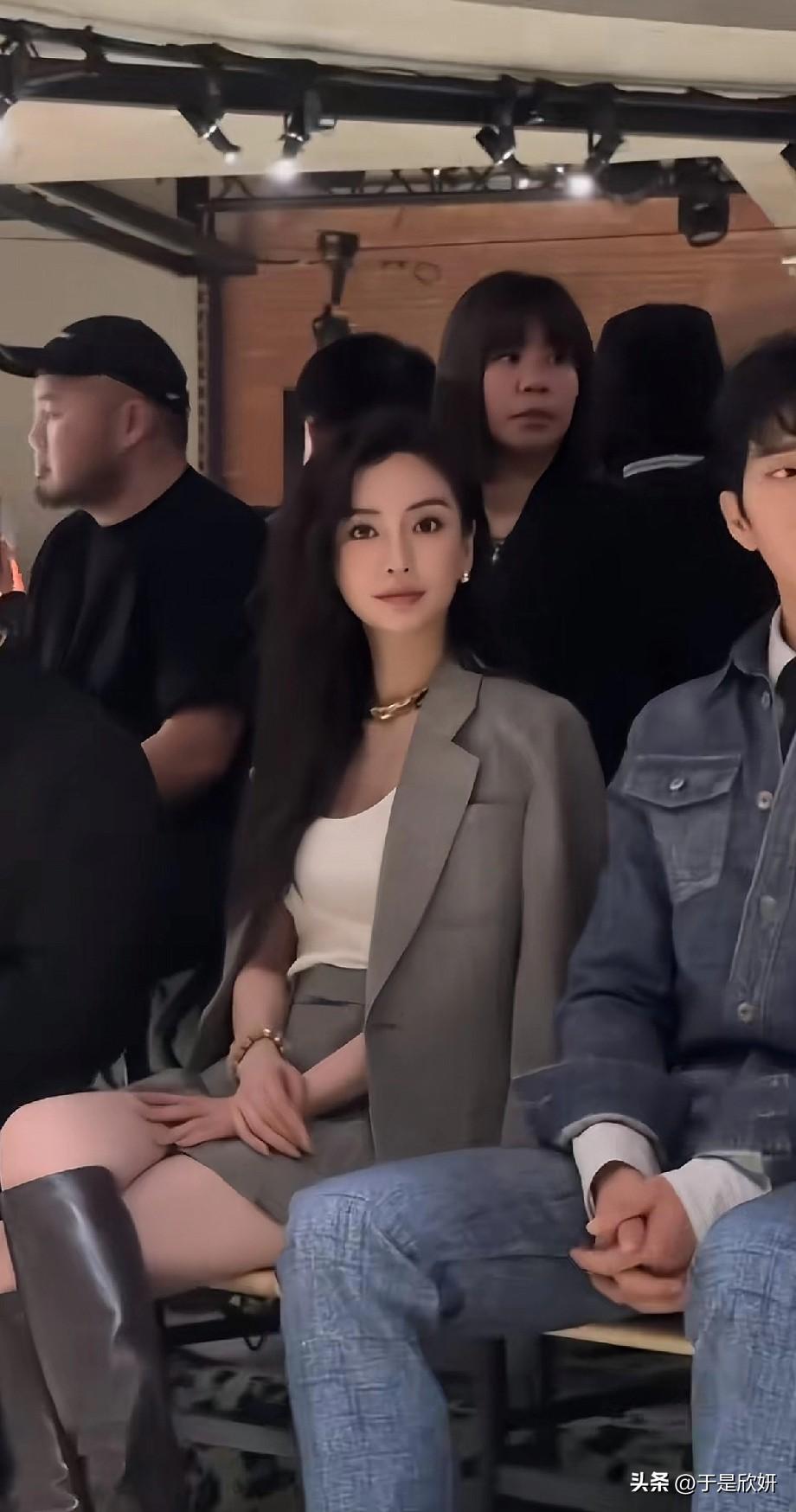 状态真的回春了！ Baby现身某时装周看秀，状态好到让人直呼“绝绝子”！✨
照片