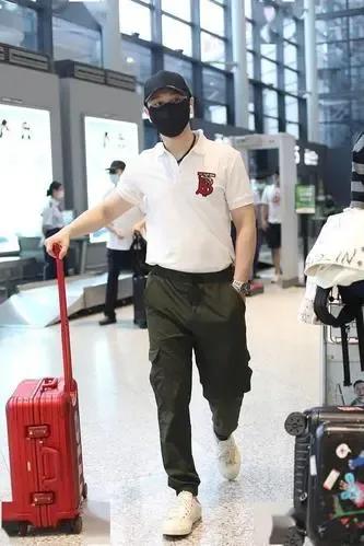 #热议娱乐圈点滴# 近日，黄晓明现身某机场，邀请在场的粉丝一同享用美食与奶茶。只