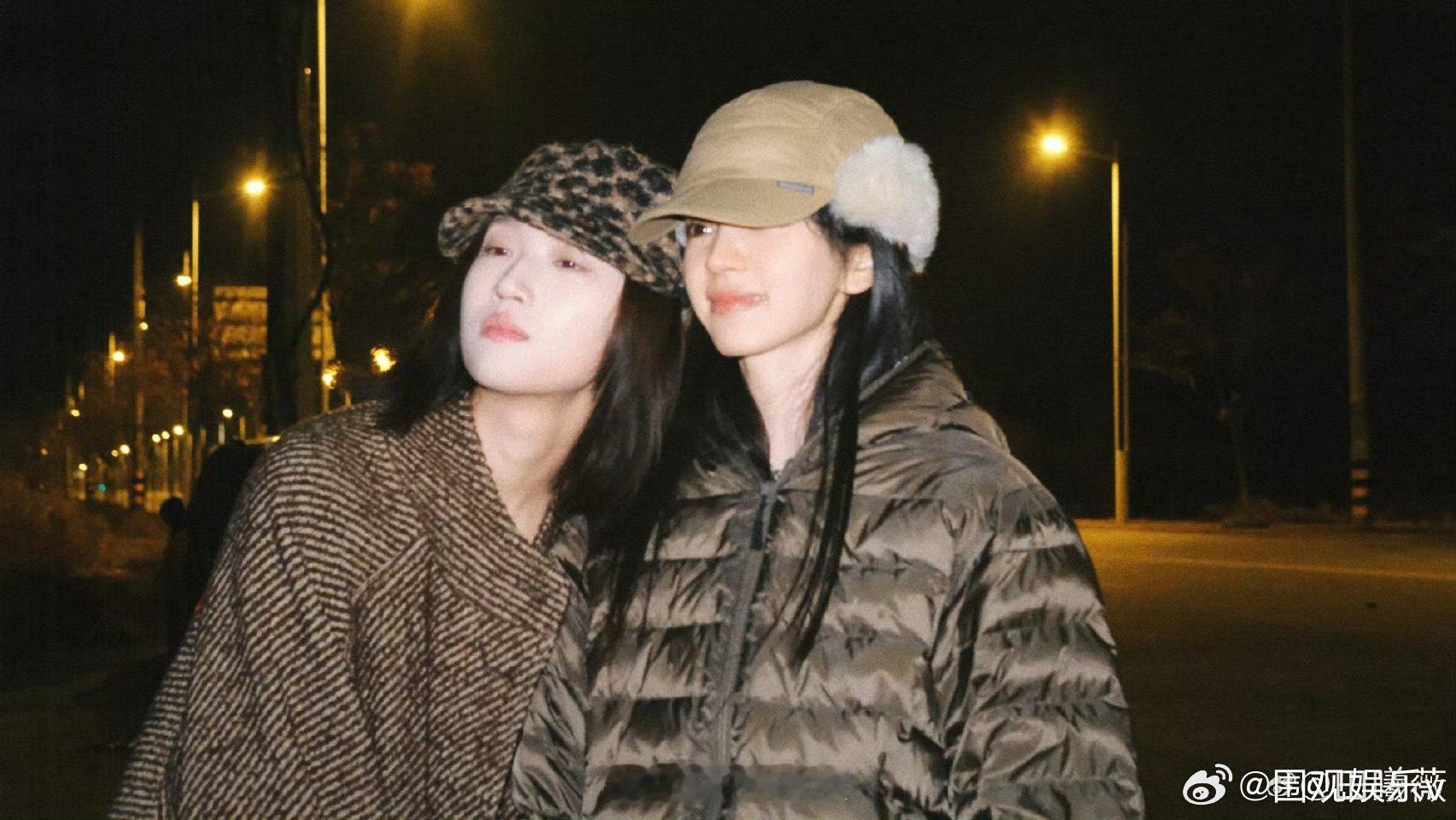 田曦薇王佳怡一起跨年田曦薇王佳怡烟花背影照 朋友一去跨年，真好 