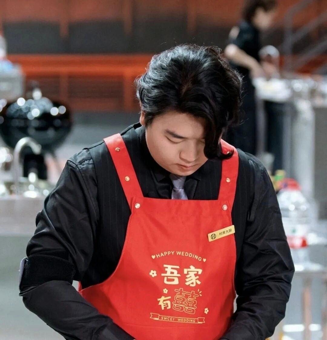 全红婵哥哥捐3万被骂“太少”，这届网友的算盘打得我在屏幕外都听见了。有些人似乎觉