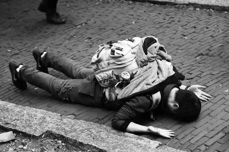 87岁老人摔倒后在地上躺了一整夜，这事儿想想就揪心。很多人觉得老人摔倒没骨折就没