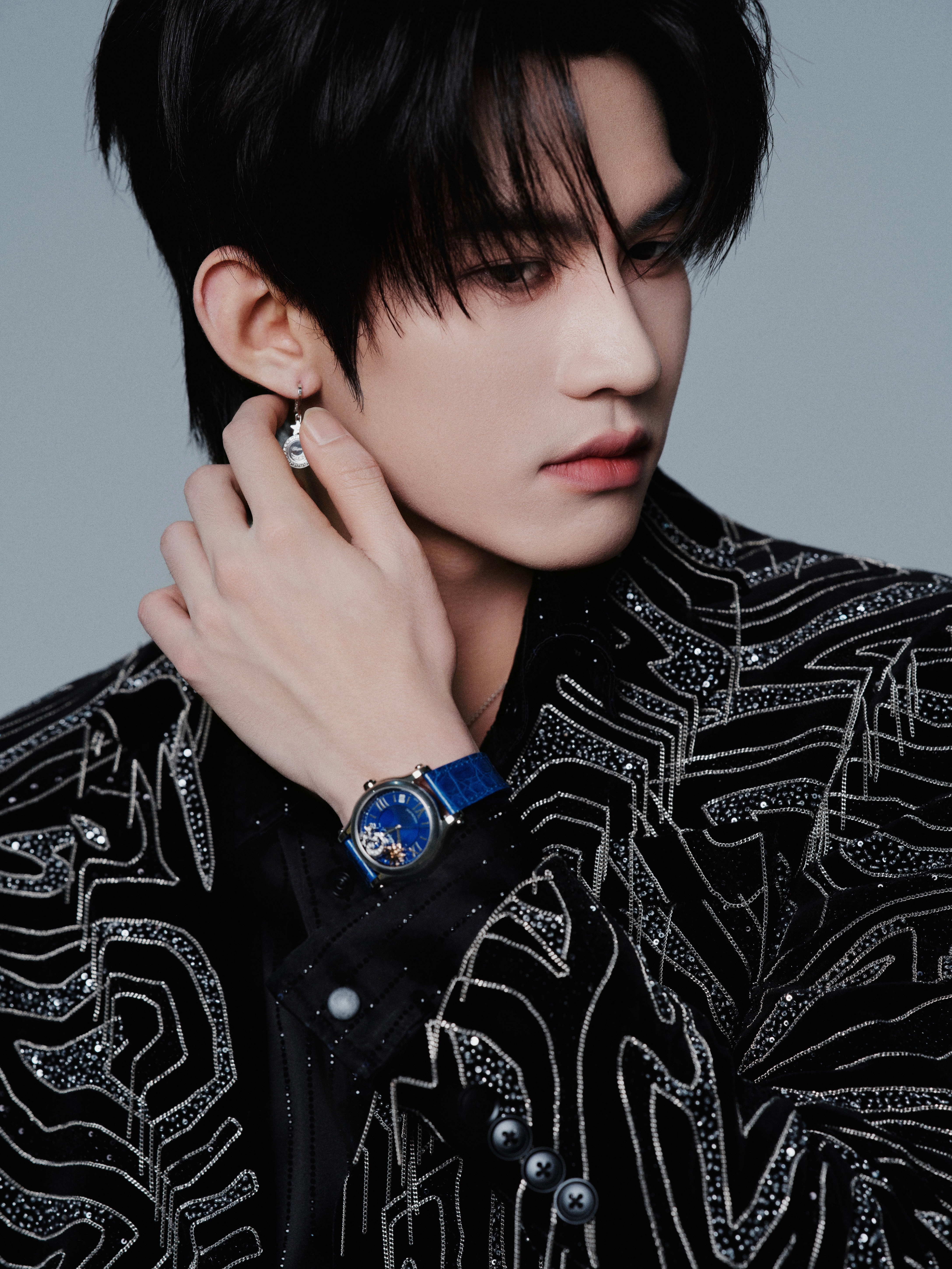云旗 in 如果风之岛生日演唱会舞台Look，一套Gucci时装搭配沛纳海Pan