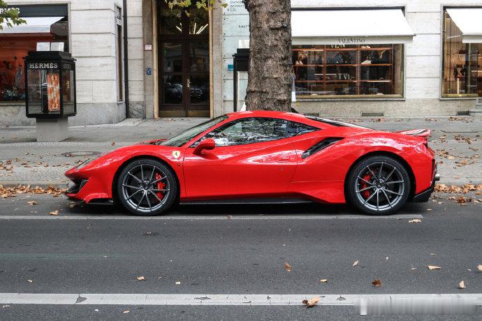 红色法拉利Ferrari 488 Pista！汽车 ​​​