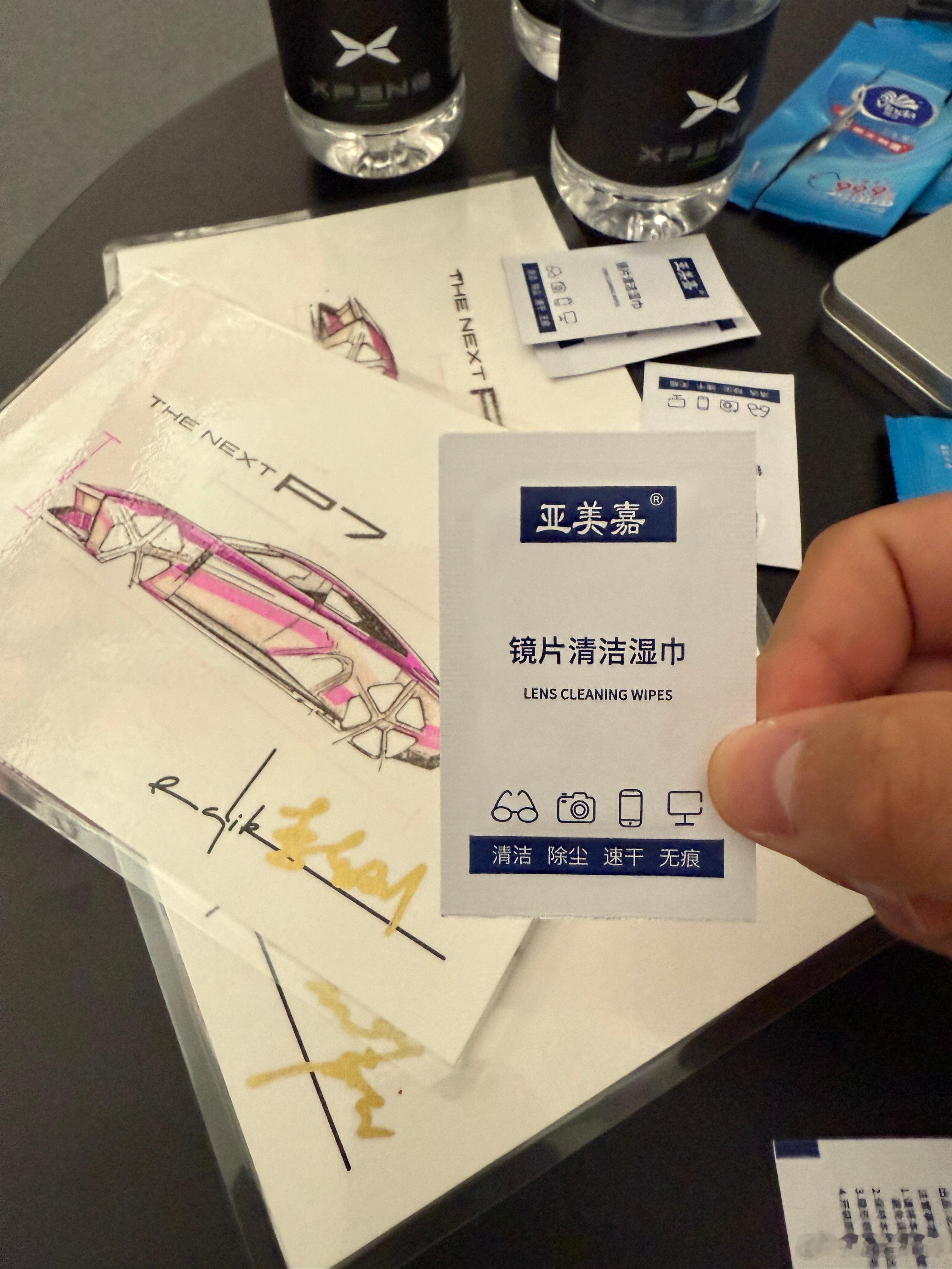 细节，头一次赶上给准备酒精湿巾的，这回屏幕拍不干净没有理由了[笑cry] ​​​