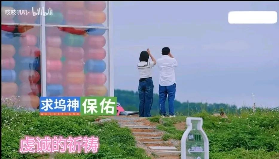 真是服了。李雪琴和徐志胜都是受过高等教育的人。居然在五十公里桃花坞拜上老天爷了，