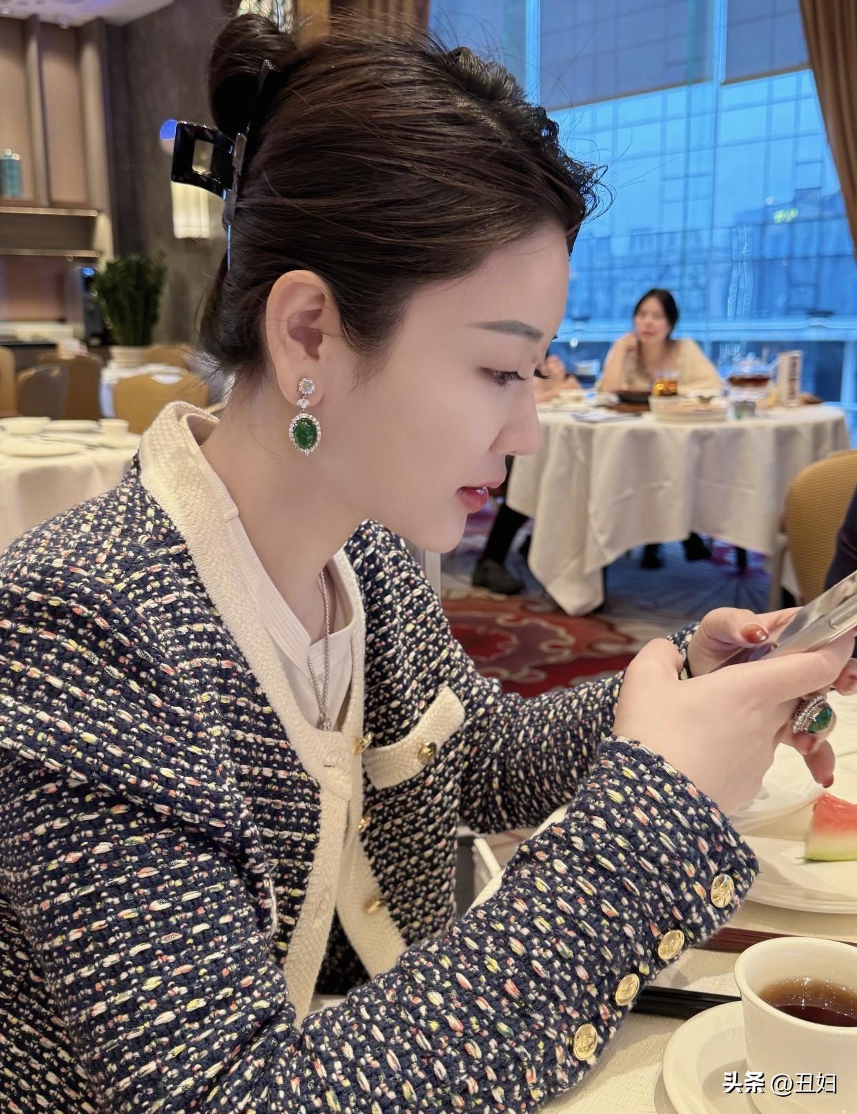 喜欢祖母绿的戒指和项链我超爱祖母绿的戒指和项链！祖母绿那浓郁又深邃的绿色，就像森