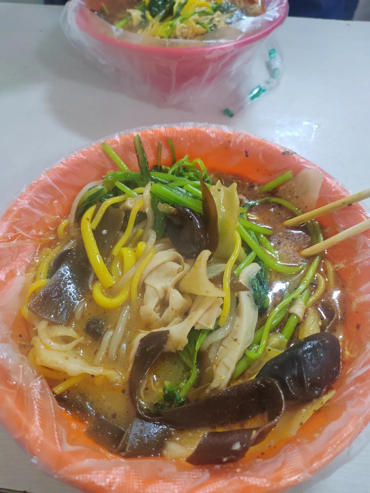 县城的麻辣烫好吃又便宜，大家猜猜这一碗多少钱？

没错，起步价7块钱一碗，是不是