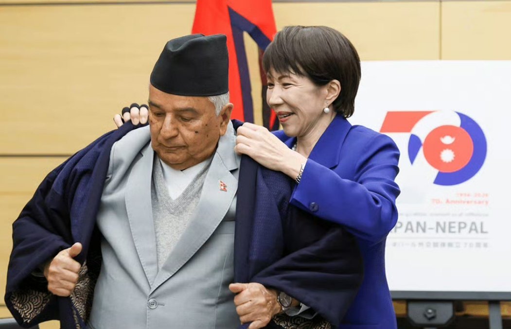 高市早苗给尼泊尔总统披外套……丫以前一定是干MMS的！不接受任何反驳热点现场海外