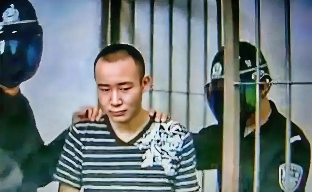 2011年，西安看守所，药家鑫被验明正身，押赴刑场前，留下的一张照片，他面无表情