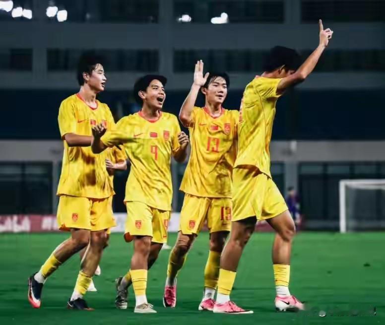 神来之笔！终场换上门将，直接拿下点球大战。

明日之星冠军杯半决赛，U17国少与